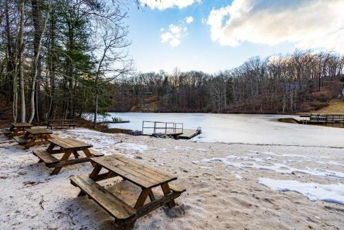 Loft Cabin W Huge Deck, Private Lake & Beach, Wifi