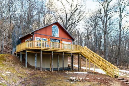 Loft Cabin W Huge Deck, Private Lake & Beach, Wifi