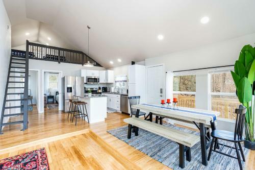 Loft Cabin W Huge Deck, Private Lake & Beach, Wifi