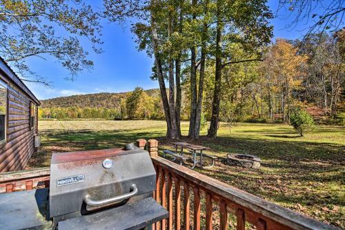 Rural Cabin Hideaway With Fire Pit And Mtn Views!