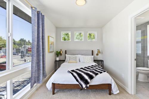 Hilltop 3 Level Seattle Sanctuary Comfy Beds!