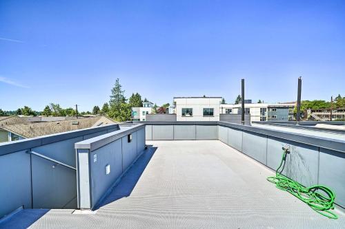 Modern Seattle Townhome With Rooftop Deck!