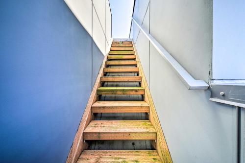 Modern Seattle Townhome With Rooftop Deck!
