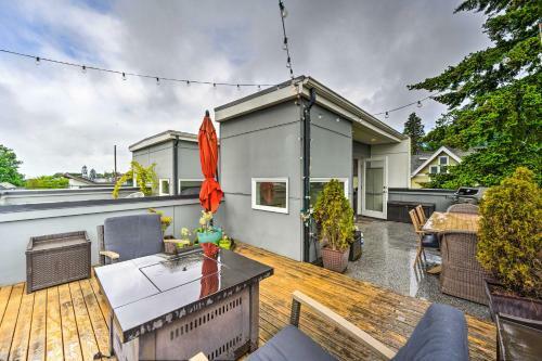 Urban Seattle Retreat With Rooftop Deck And Views