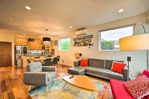 Urban Seattle Retreat With Rooftop Deck And Views
