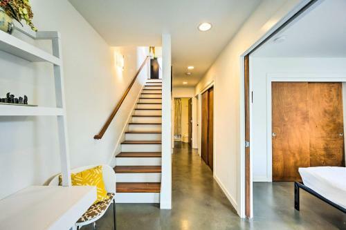 Urban Seattle Retreat With Rooftop Deck And Views