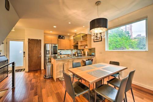 Urban Seattle Retreat With Rooftop Deck And Views