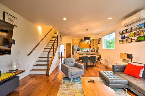 Urban Seattle Retreat With Rooftop Deck And Views