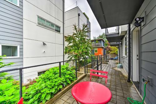 Urban Seattle Retreat With Rooftop Deck And Views