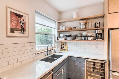 Eclectic Seattle Townhome Less Than 3 Mi To Downtown!