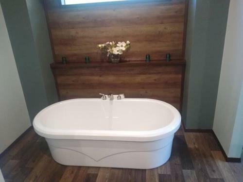 King Bed, Huge Master Bath, Nature, Style!