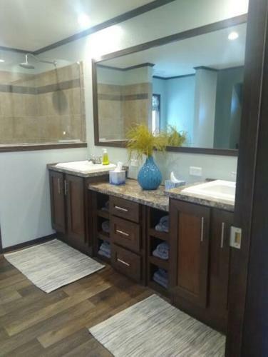 King Bed, Huge Master Bath, Nature, Style!