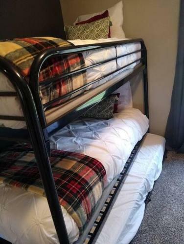 King Bed, Huge Master Bath, Nature, Style!