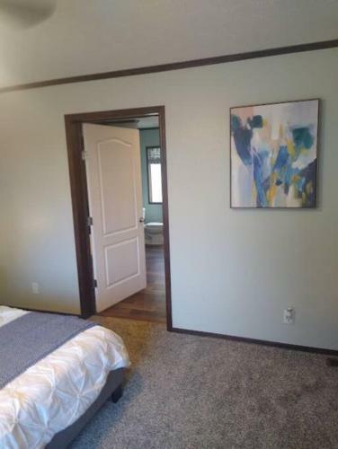 King Bed, Huge Master Bath, Nature, Style!