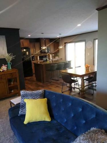 King Bed, Huge Master Bath, Nature, Style!