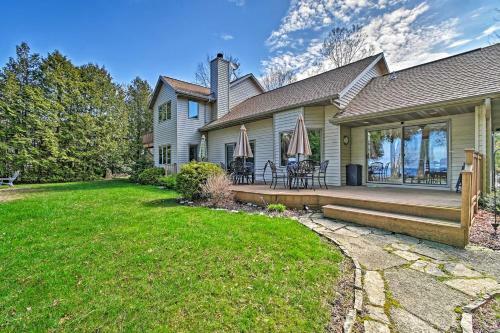 Sturgeon Bay Hideaway With Direct Water Access!