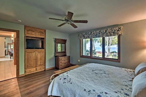 Sturgeon Bay Hideaway With Direct Water Access!