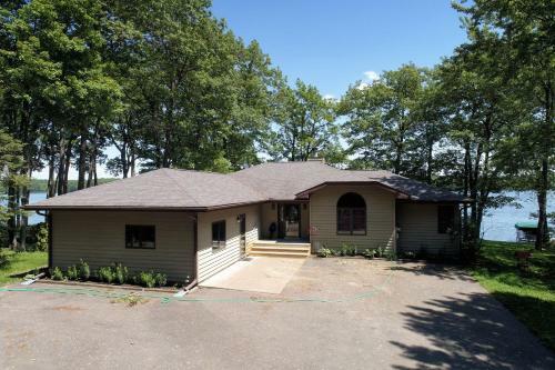 Cheif Lake Lodge Home