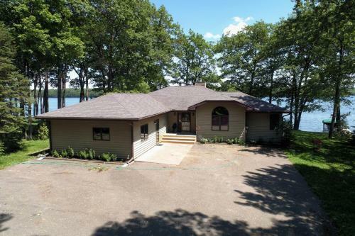 Cheif Lake Lodge Home