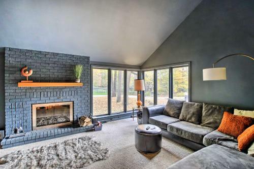 Spacious Modern Home Less Than 6 Mi To Lambeau Field!