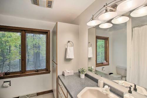 Spacious Modern Home Less Than 6 Mi To Lambeau Field!