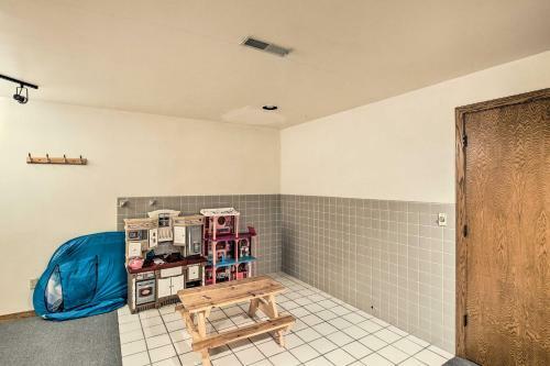 Spacious Modern Home Less Than 6 Mi To Lambeau Field!