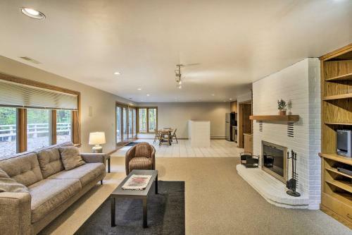 Spacious Modern Home Less Than 6 Mi To Lambeau Field!