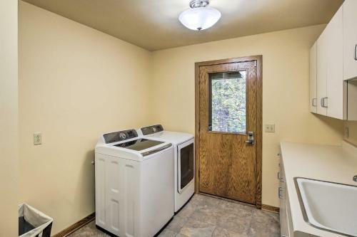 Spacious Modern Home Less Than 6 Mi To Lambeau Field!