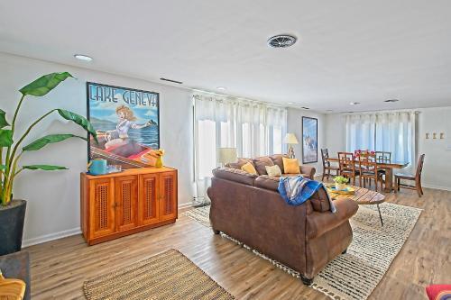Blocks From Downtown Lake Geneva- Sleeps 7