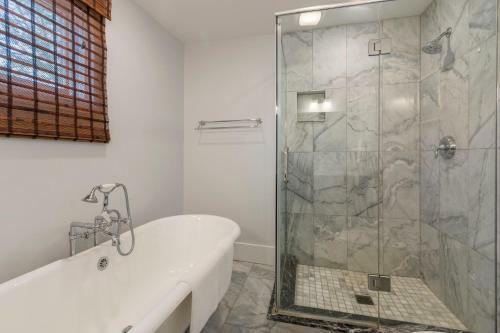 Gorgeous Downtown Bungalow, Walk Everywhere!!!