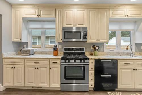 Gorgeous Downtown Bungalow, Walk Everywhere!!!