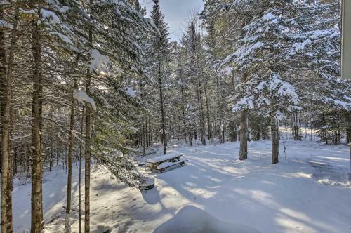 Northwoods Hideaway, 1 Mi To Squirrel Lake!