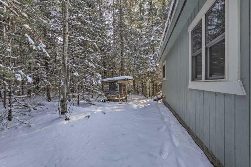 Northwoods Hideaway, 1 Mi To Squirrel Lake!