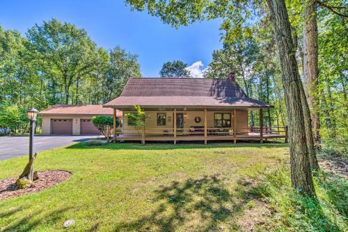 Riverfront Oconto Escape With Fire Pit And Yard!