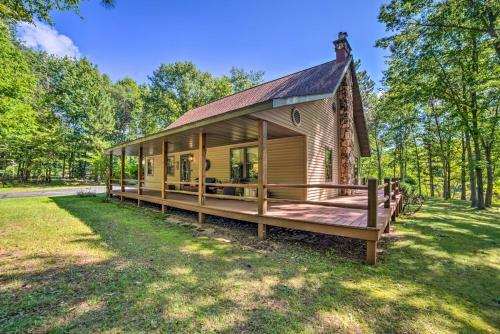 Riverfront Oconto Escape With Fire Pit And Yard!