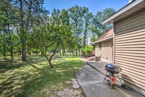 Riverfront Oconto Escape With Fire Pit And Yard!