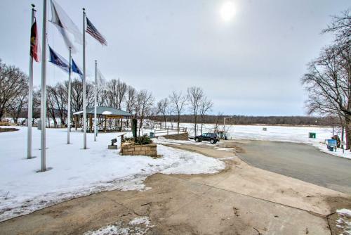 Well-appointed Onalaska Cabin - Walk To Lake!