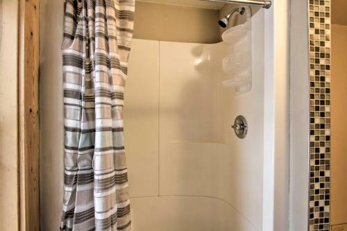 Well-appointed Onalaska Cabin - Walk To Lake!