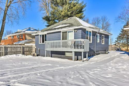 Quaint 1-bedroom House On South Center Lake!