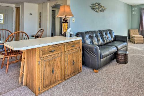 Quaint 1-bedroom House On South Center Lake!