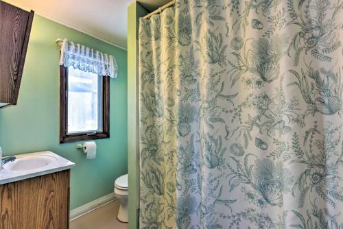 Quaint 1-bedroom House On South Center Lake!