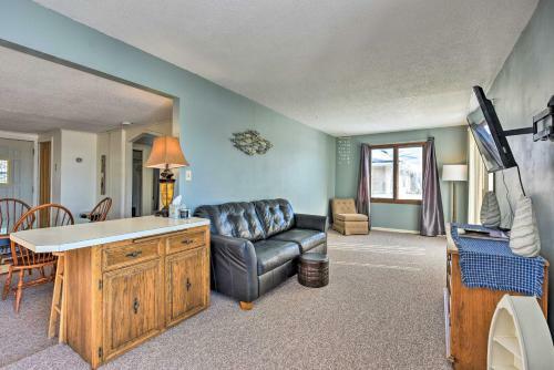Quaint 1-bedroom House On South Center Lake!
