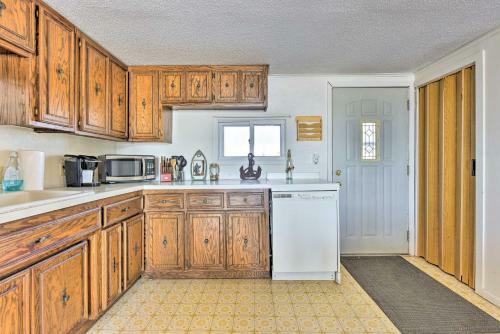 Quaint 1-bedroom House On South Center Lake!