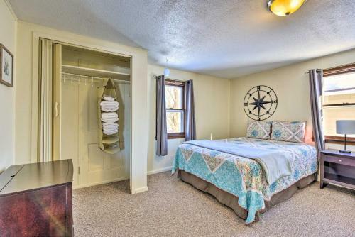 Quaint 1-bedroom House On South Center Lake!