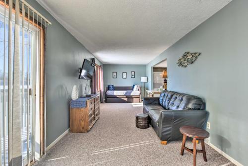 Quaint 1-bedroom House On South Center Lake!