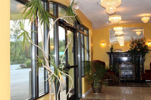 Hotel Golden Manor Inn & Suites