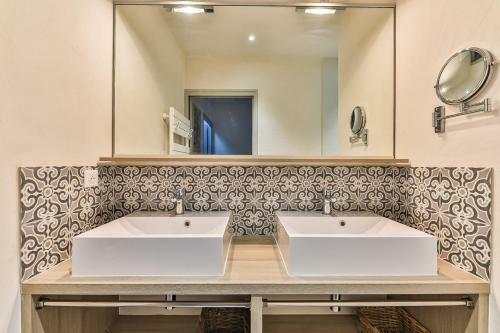 Jolie Maison Avec Piscine Et D�pendance