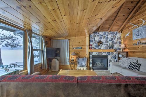 Charming Lost Lake Cabin Fish, Boat And Hunt!