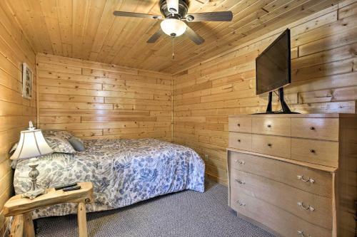 Charming Lost Lake Cabin Fish, Boat And Hunt!