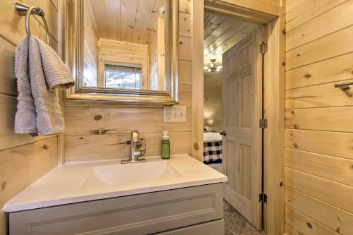 Charming Lost Lake Cabin Fish, Boat And Hunt!